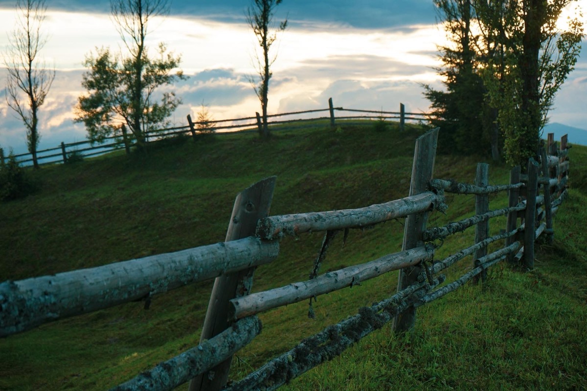 «Зайшло сонце за горами»...
