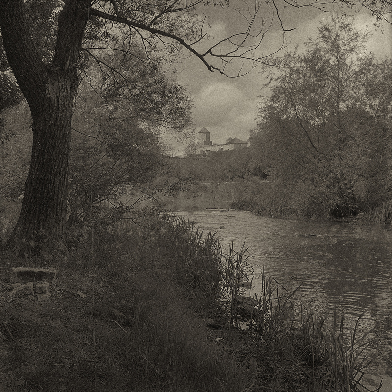 Біля замку.