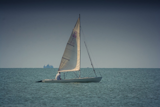 самітній парус...