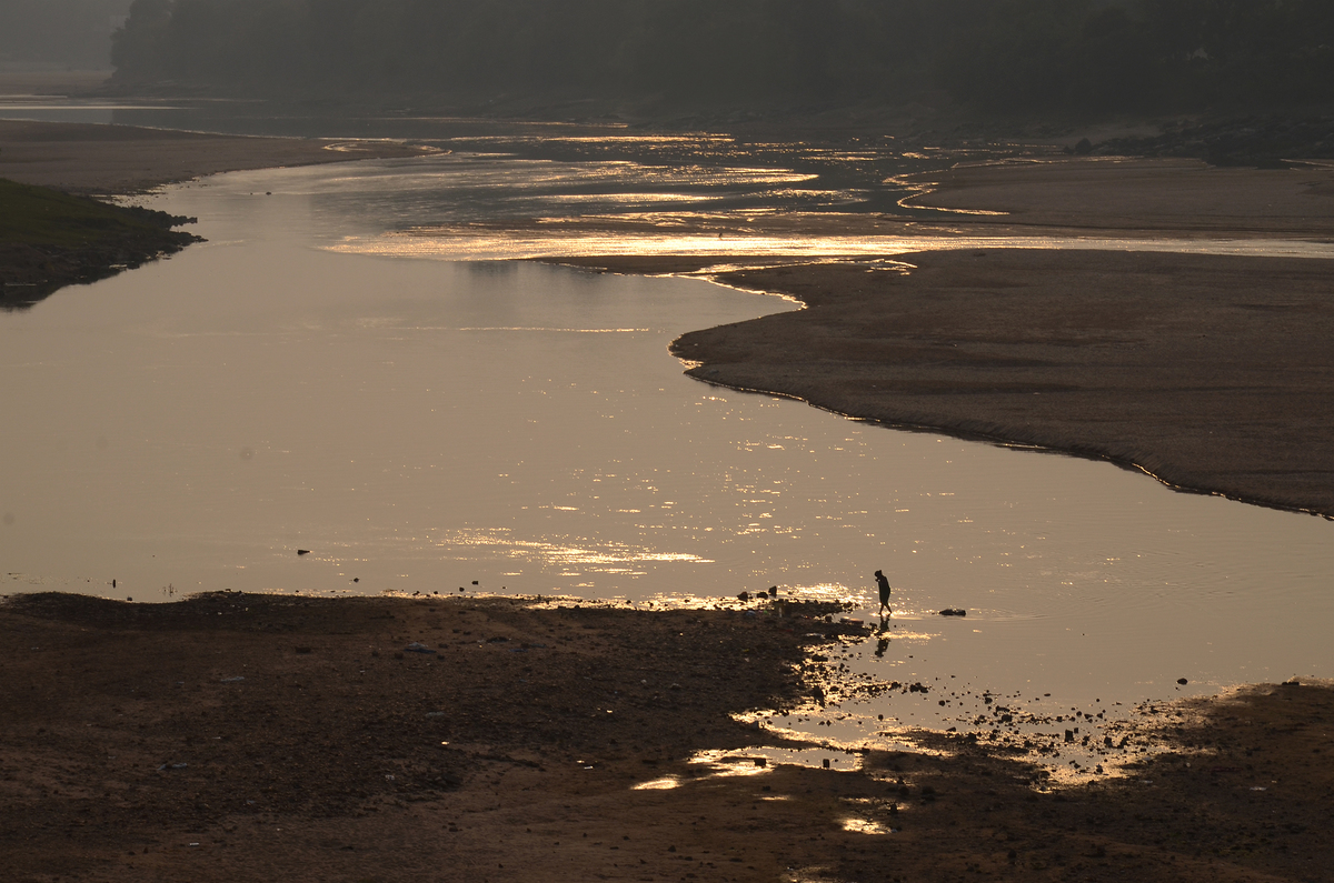 WALKING ALONE IN THE RIVER 