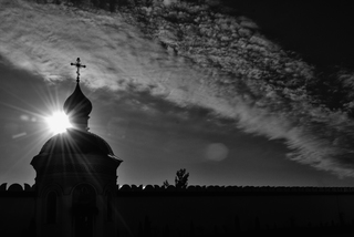 Сонце за куполами монастиря