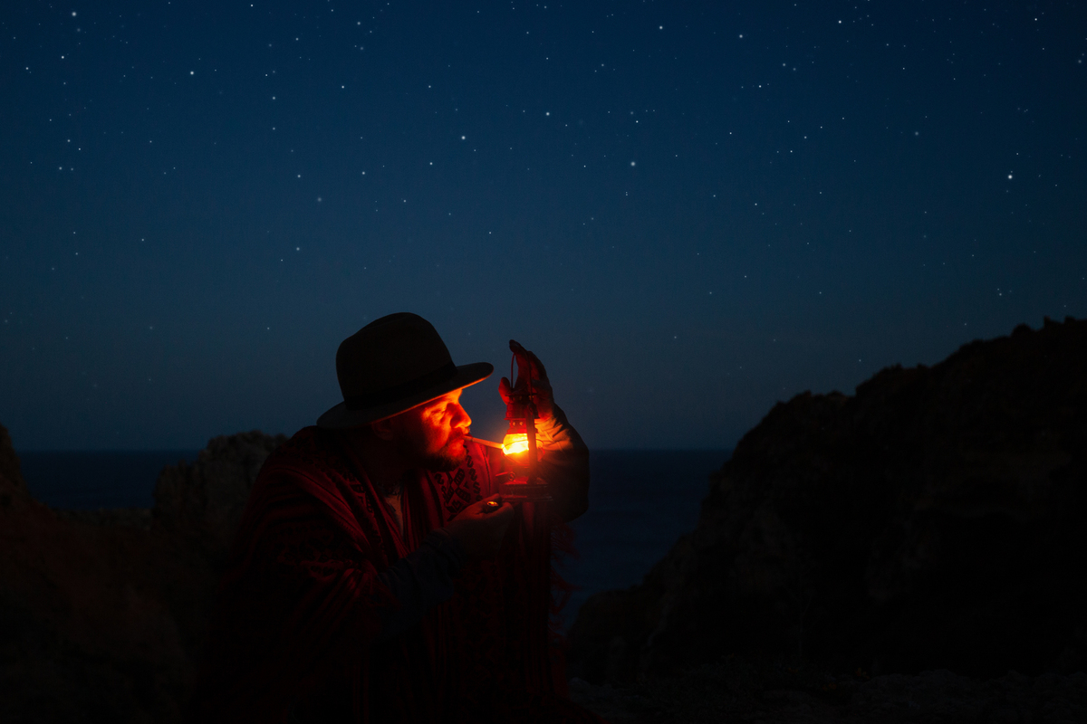 При світлі лампи