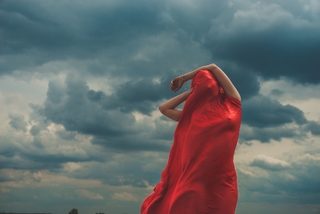 Дівчина у червоному