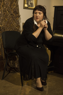 Біля замочної скважини (акторка Тетяна Щастина; вистава за мотивами творами М. Зощенко)