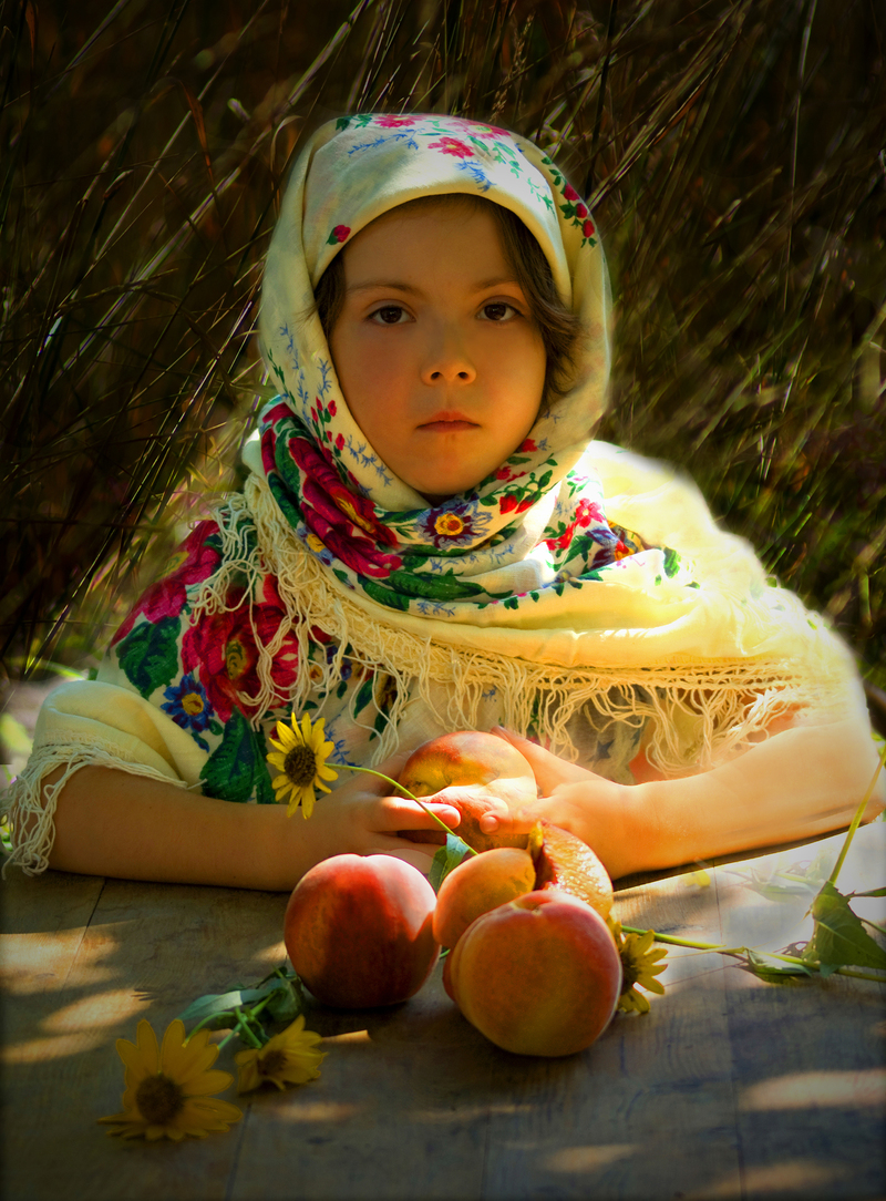 Дівчинка з персиками