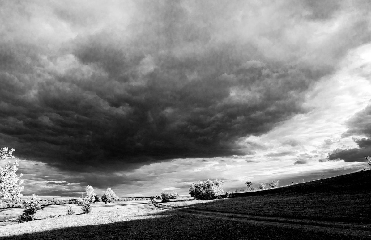 Под небом грозовым