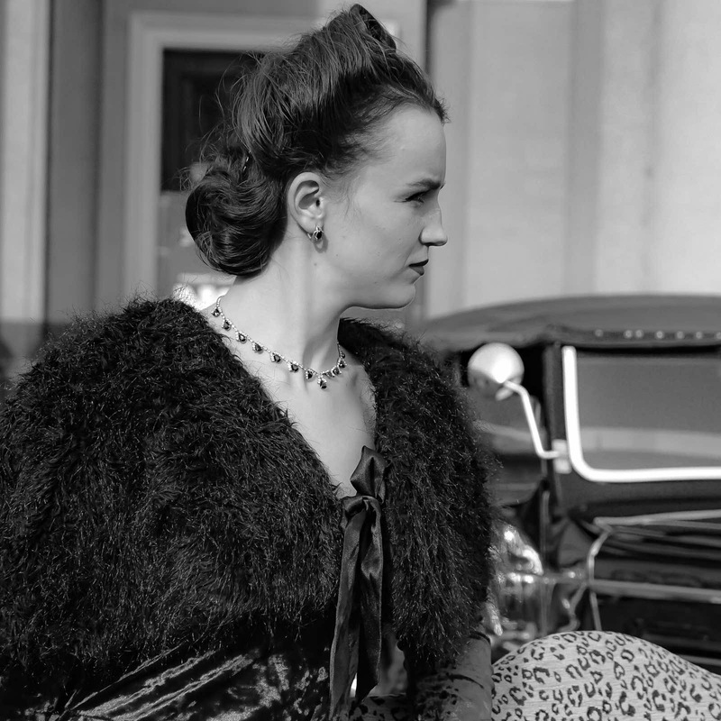 Гонор і шик. Самодостатні і сміливі жінки... їх усе більше серед нас. Вони були в усі часи і будуть завжди. Це їх стиль життя і вони ніколи не розчиняться і сірій буденності. Ретроспектива по рівненській..