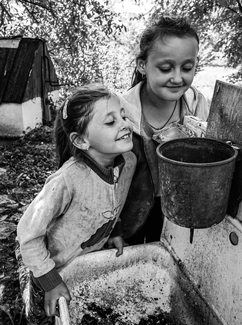 А де вода? Усі ми родом із дитинства. Зокрема моєму поколінню 80-х, ще відомі такі ось сільські «мийдодири”, у яких, щоб була вода треба постаратися...