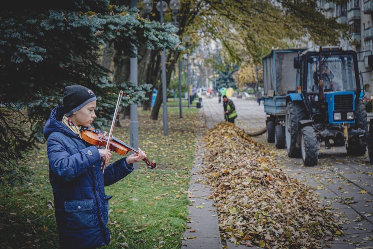Мелодія падолисту. Музика і фізична праця один одному не завада. Ці два покоління людей такі різні, але них однаково благородна мета і здійсненні мрііі...