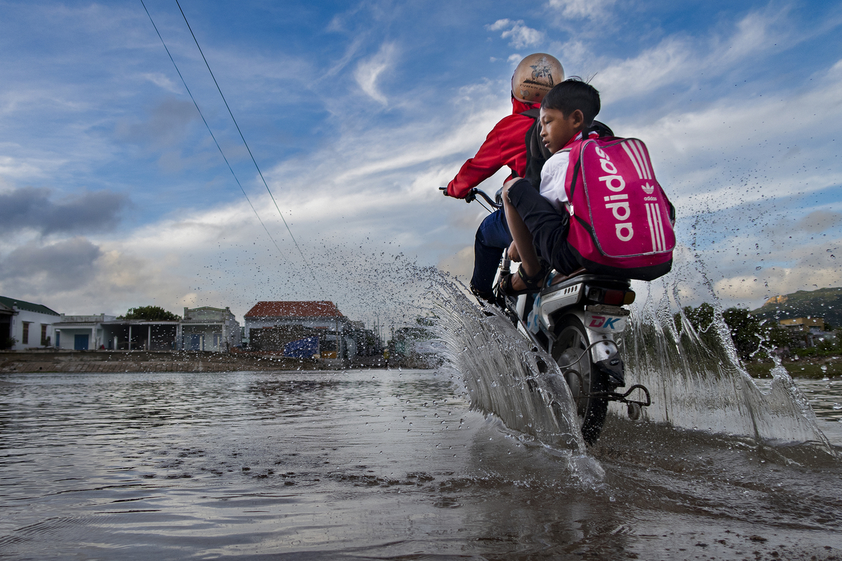 go to school in flood season