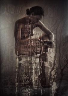 Дівчина на стільці