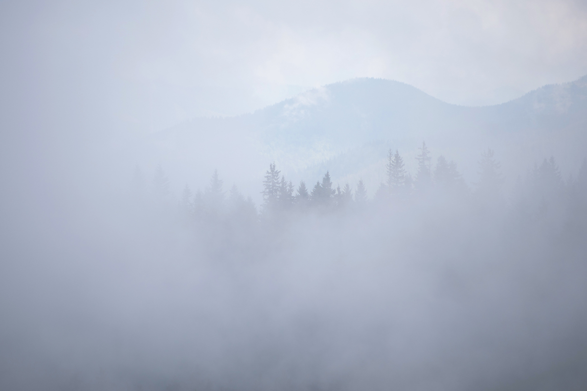 гора в хмарі