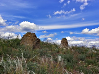 Два камені..