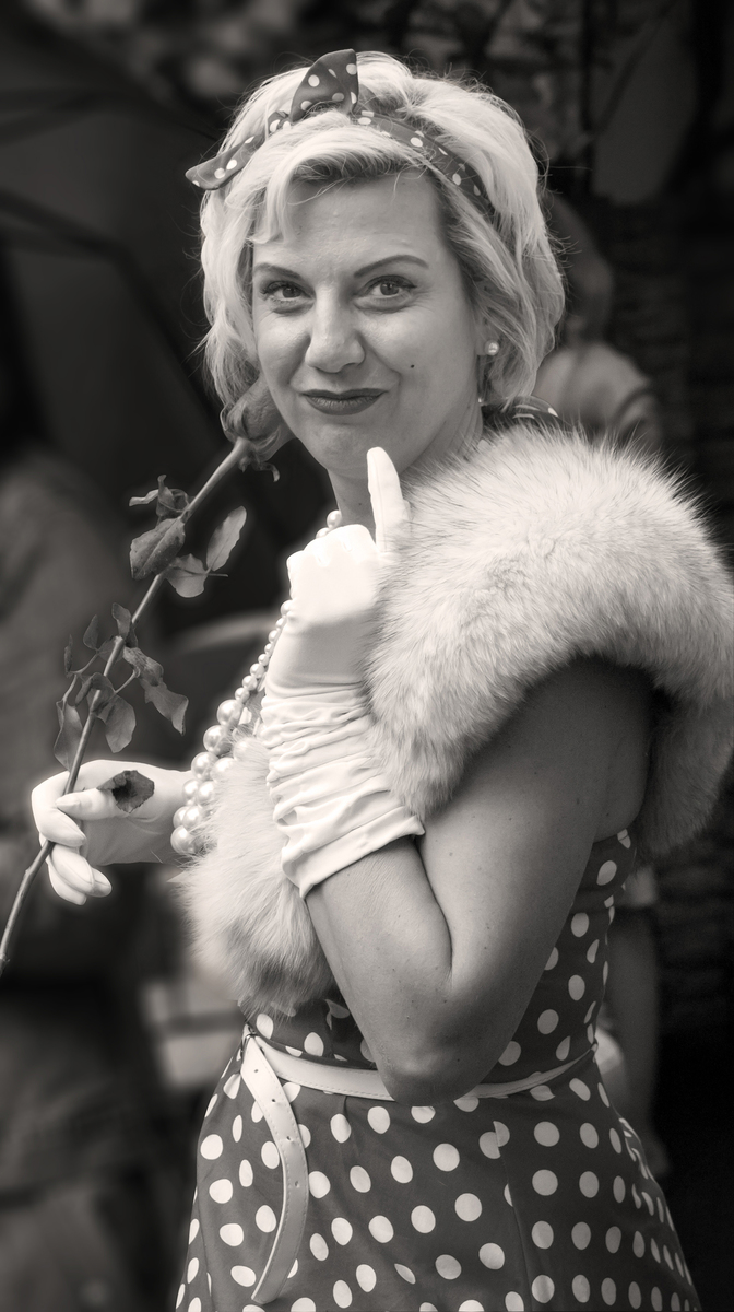 В настої ретро - грайливий погляд