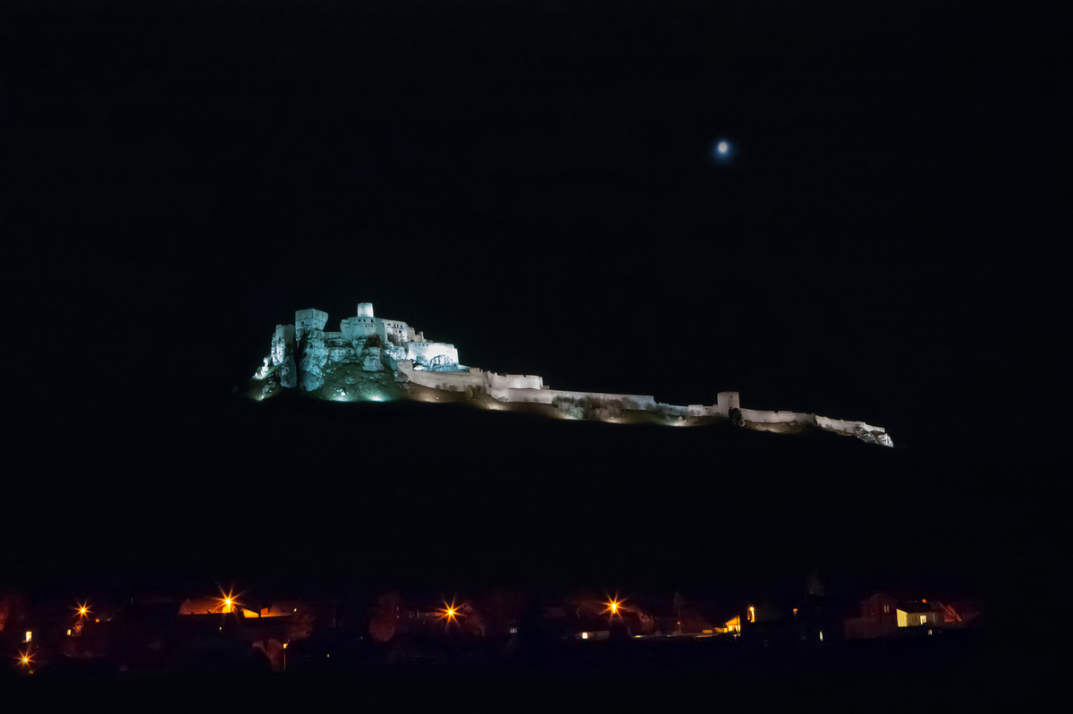 Спішський замок у місячну ніч