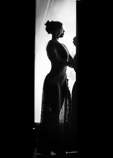 по контурам женщины