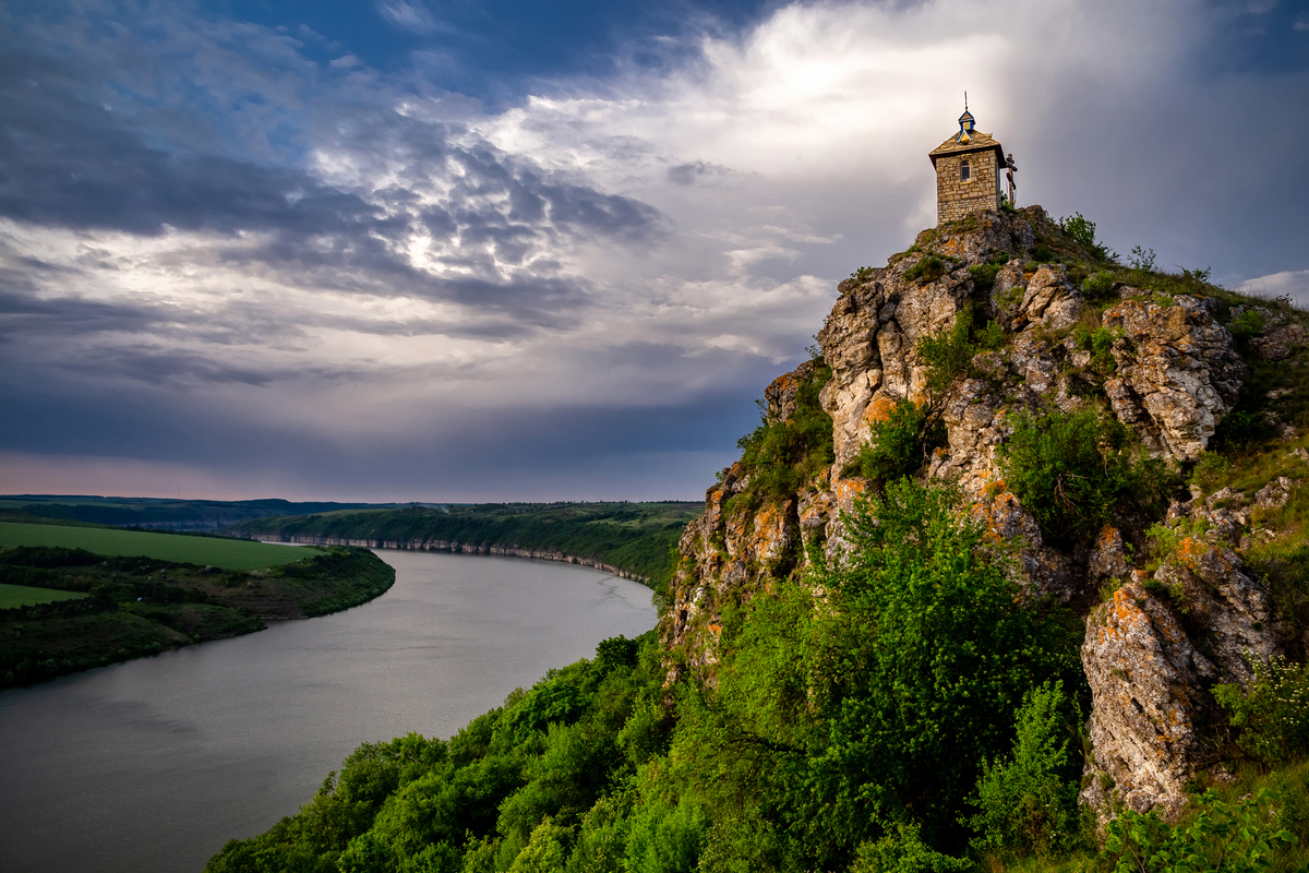 капличка на горі.