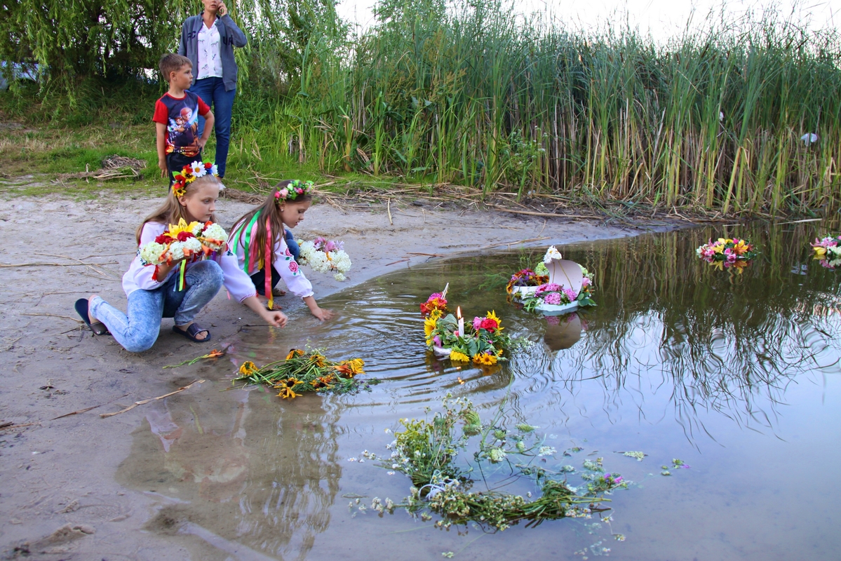 Пливи, пливи, віночок!