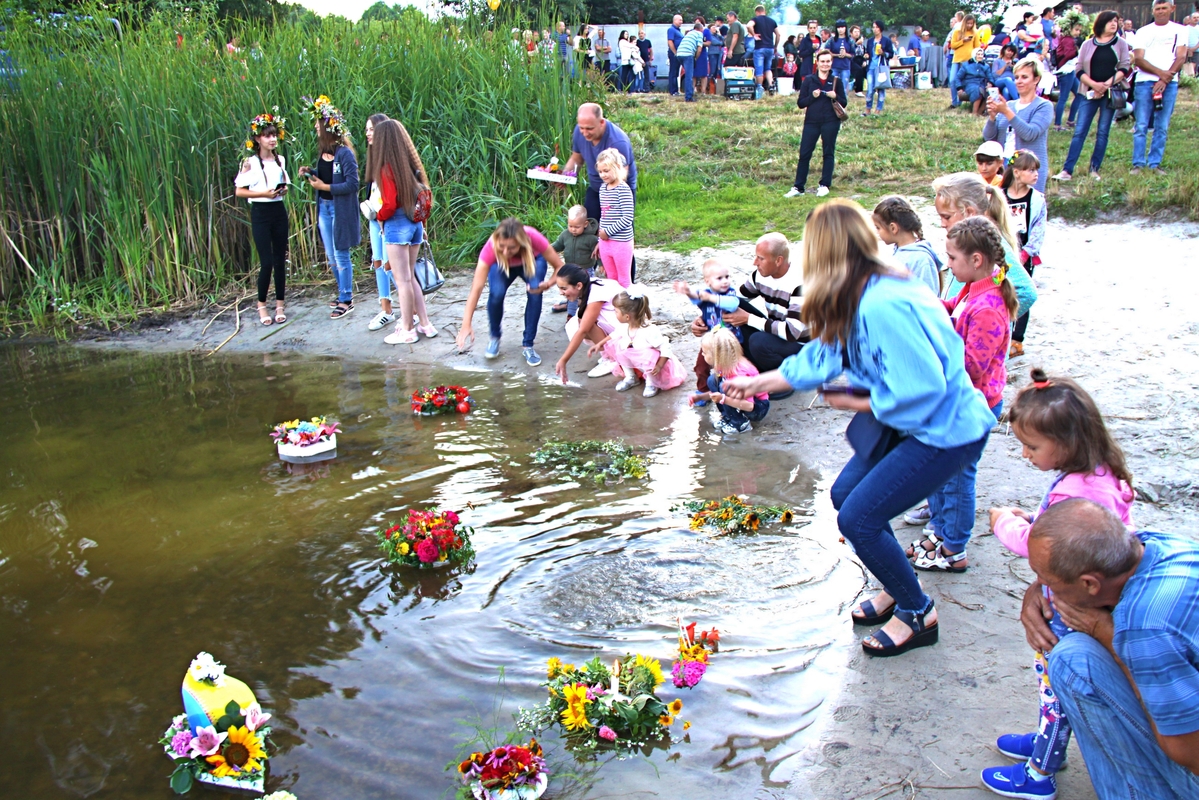 Пливи, пливи, віночок!-1