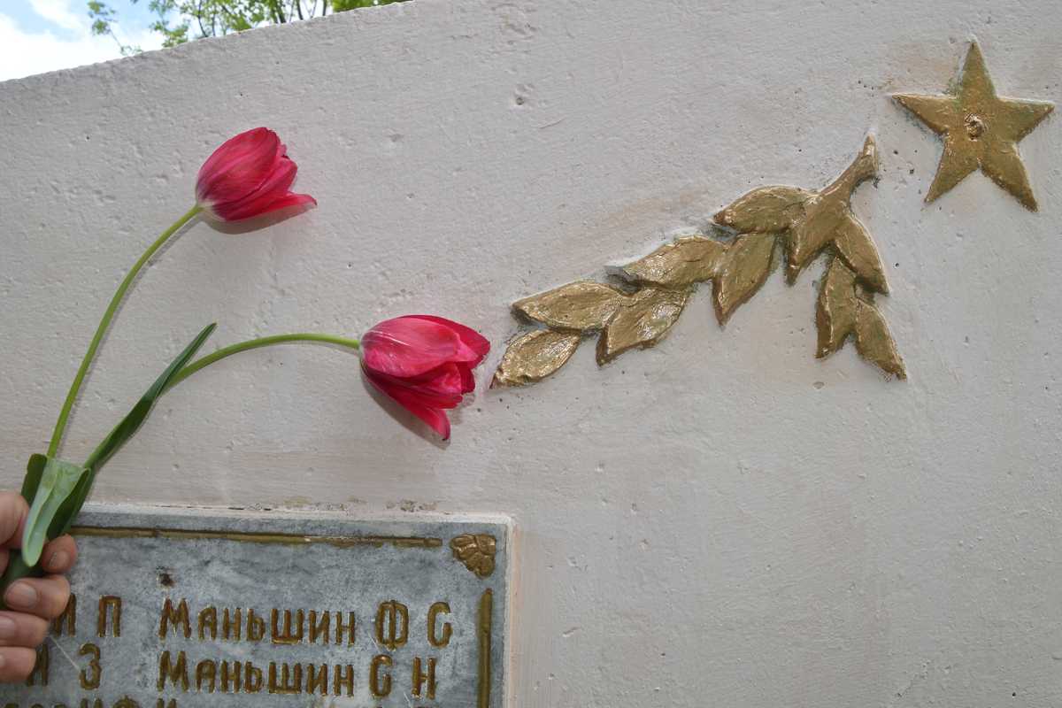 Flowers to the fallen soldiers
