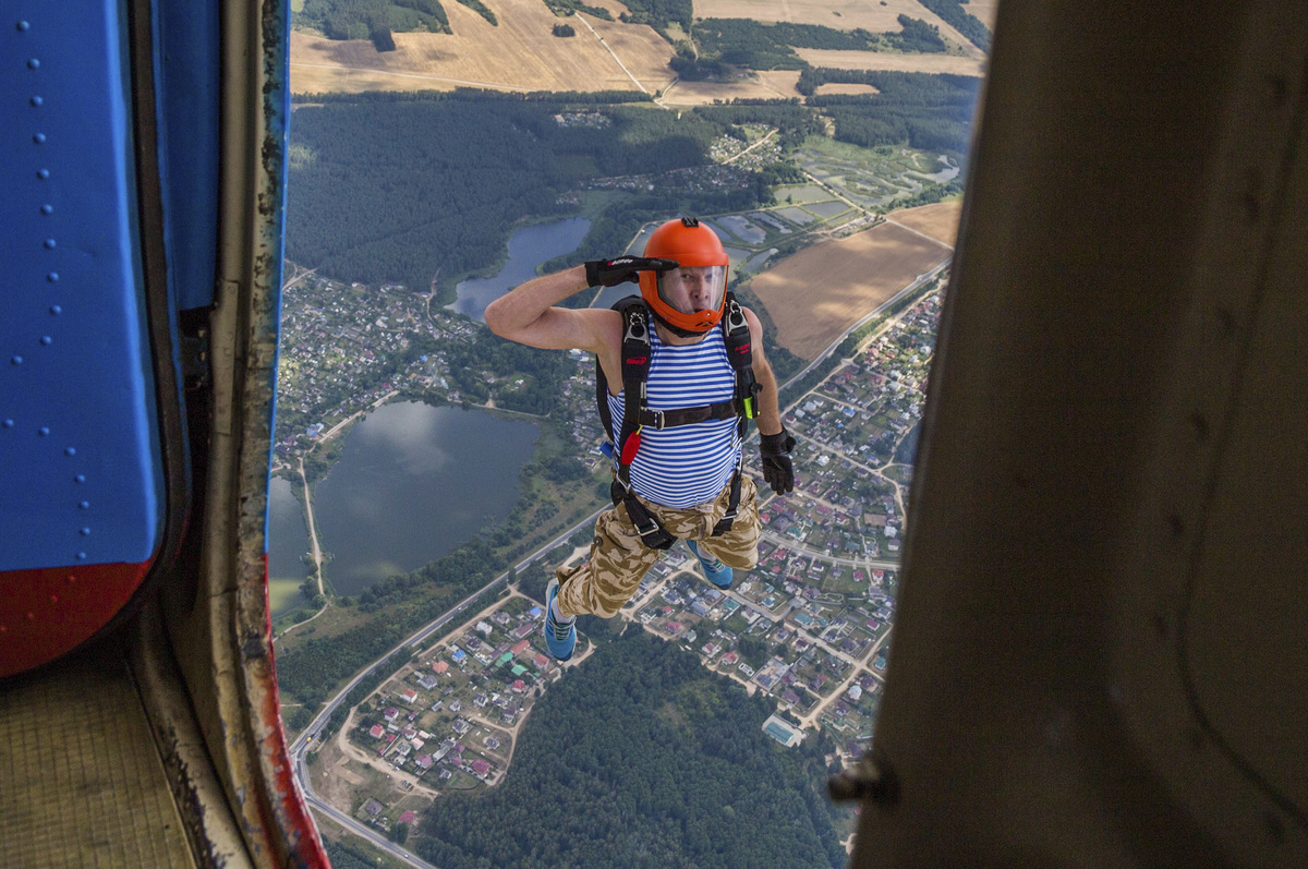 Не в фонтан, а в небо