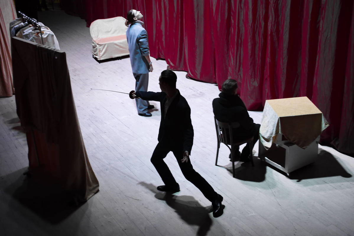 Пока не поднят занавес