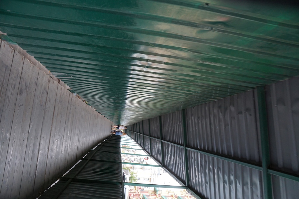 Люди в кінці тунеля