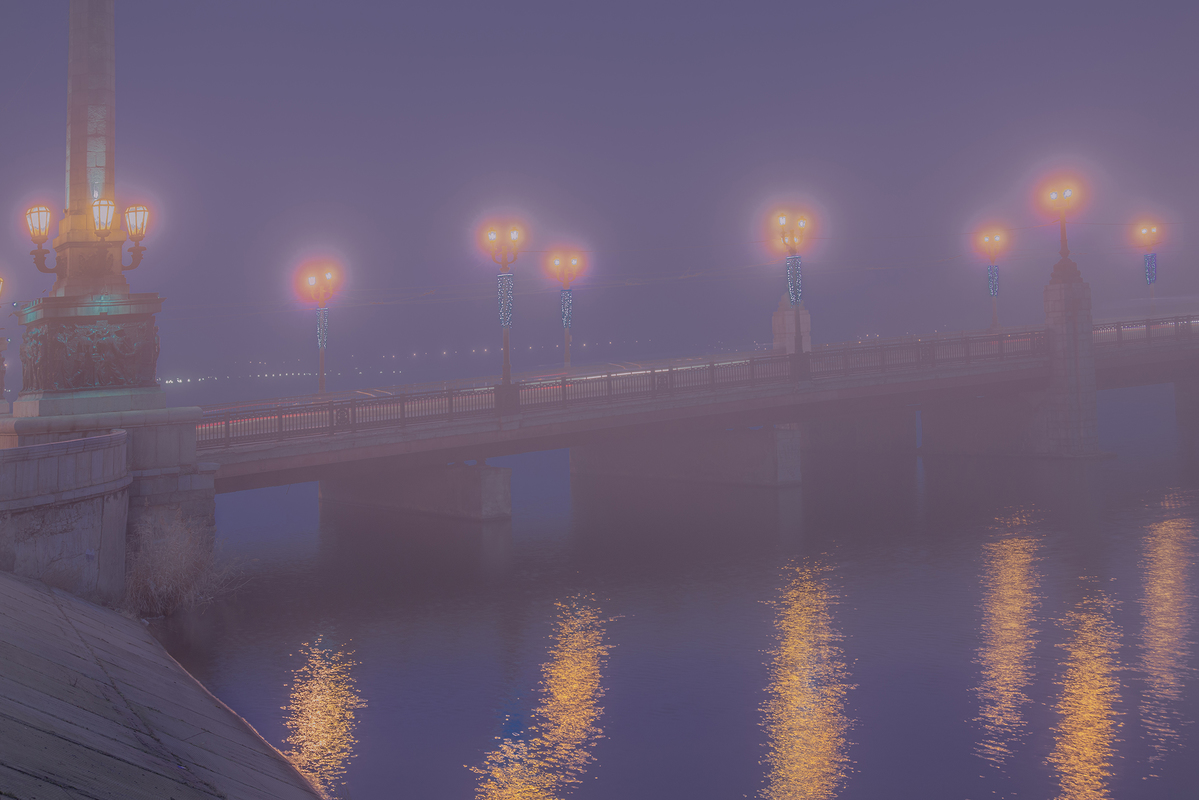 Наче вогні святого Ельма в тумані світяться мости