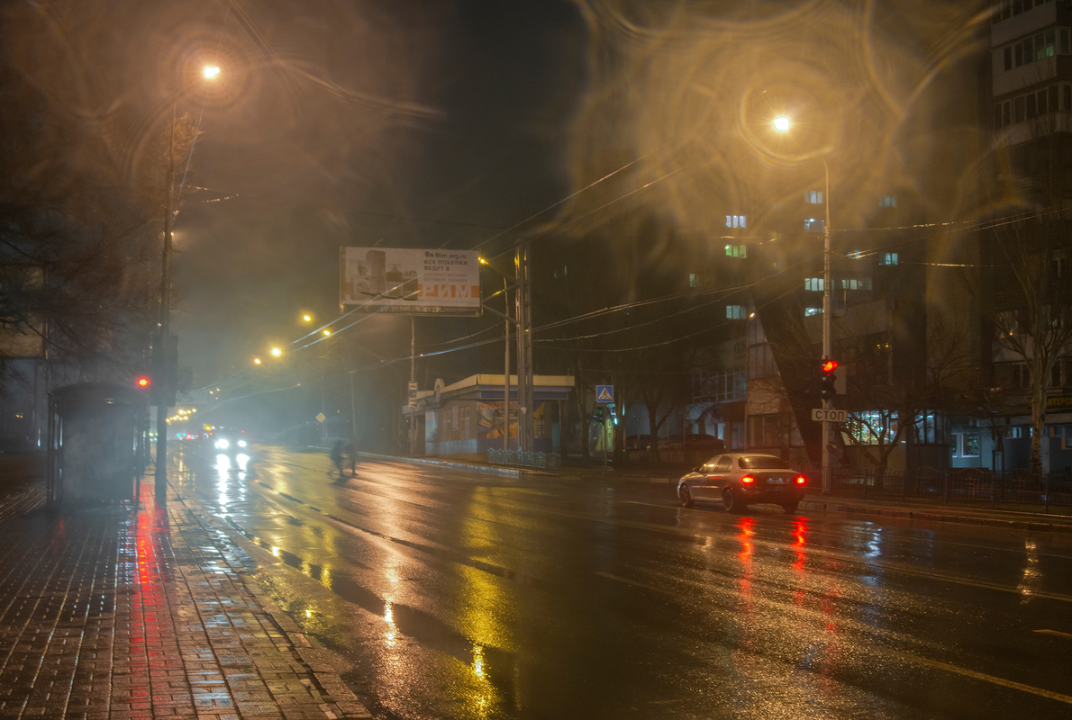 Дощ .На переході зелене світло.