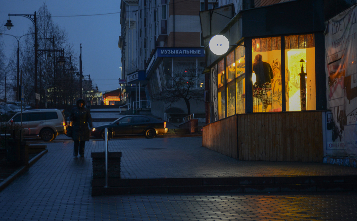 Чекає кохану в час вечірній 