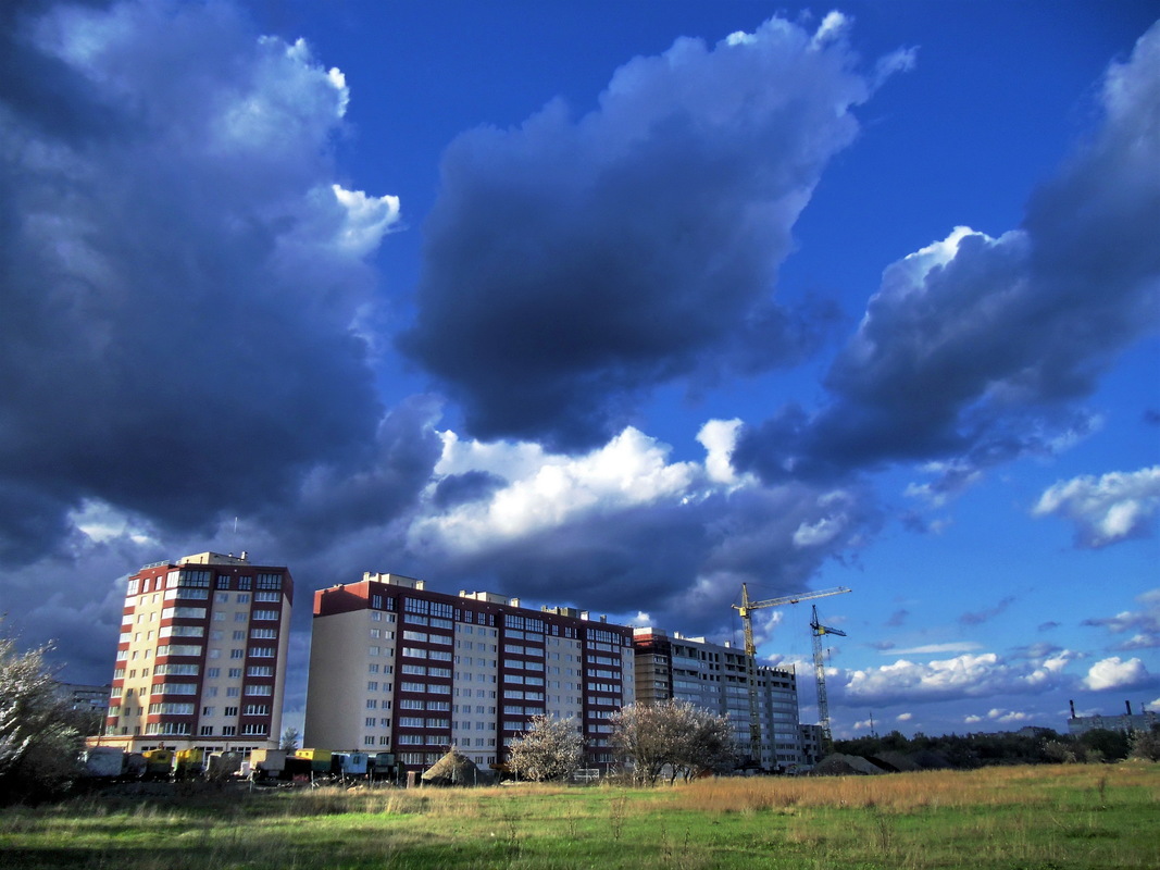 Перші будинки в новому мікрорайоні.