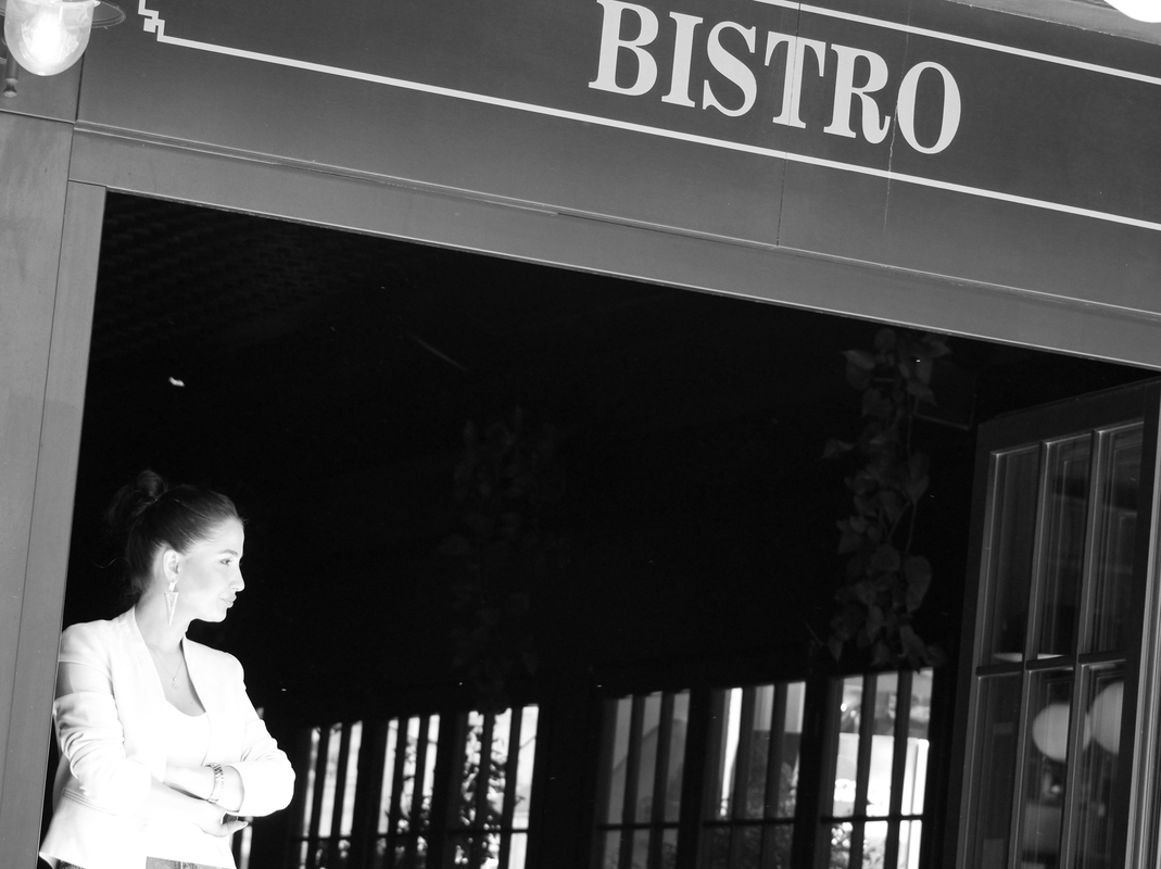 девушка ждет своего готя ресторане города 