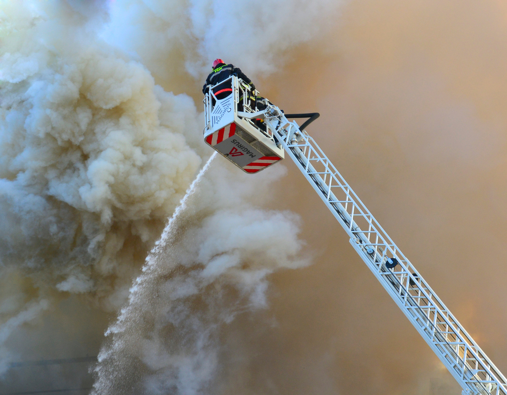 пожарный тушит пожар 