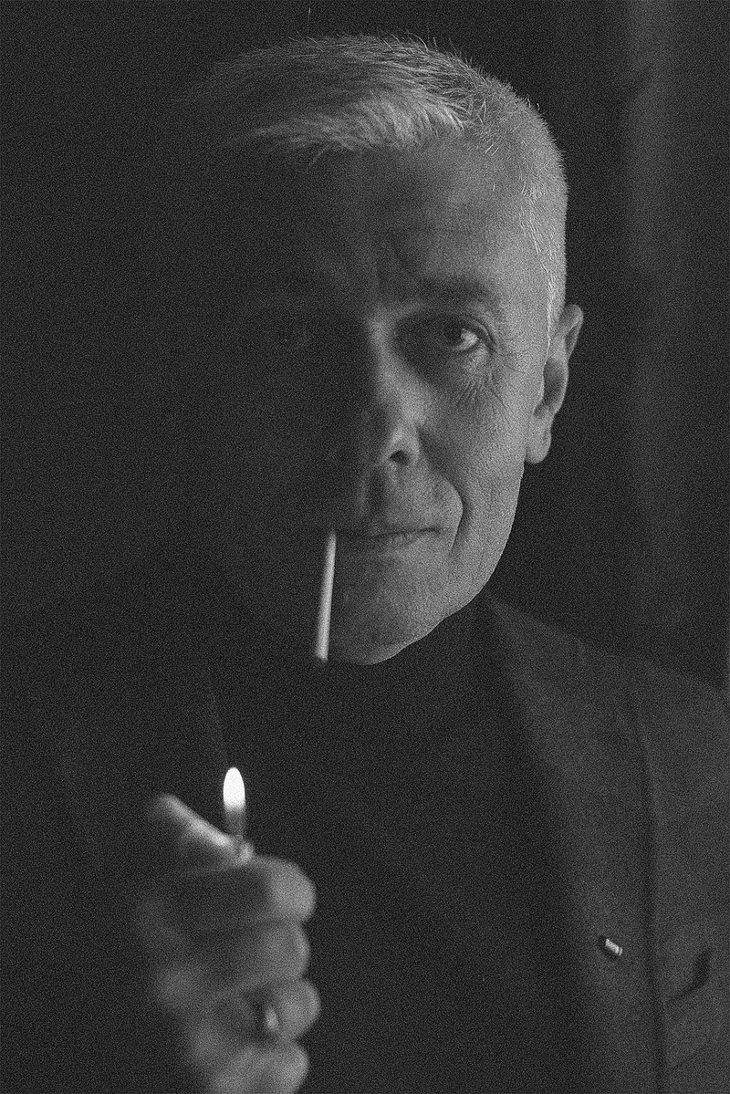 Чоловік з запальничкою.