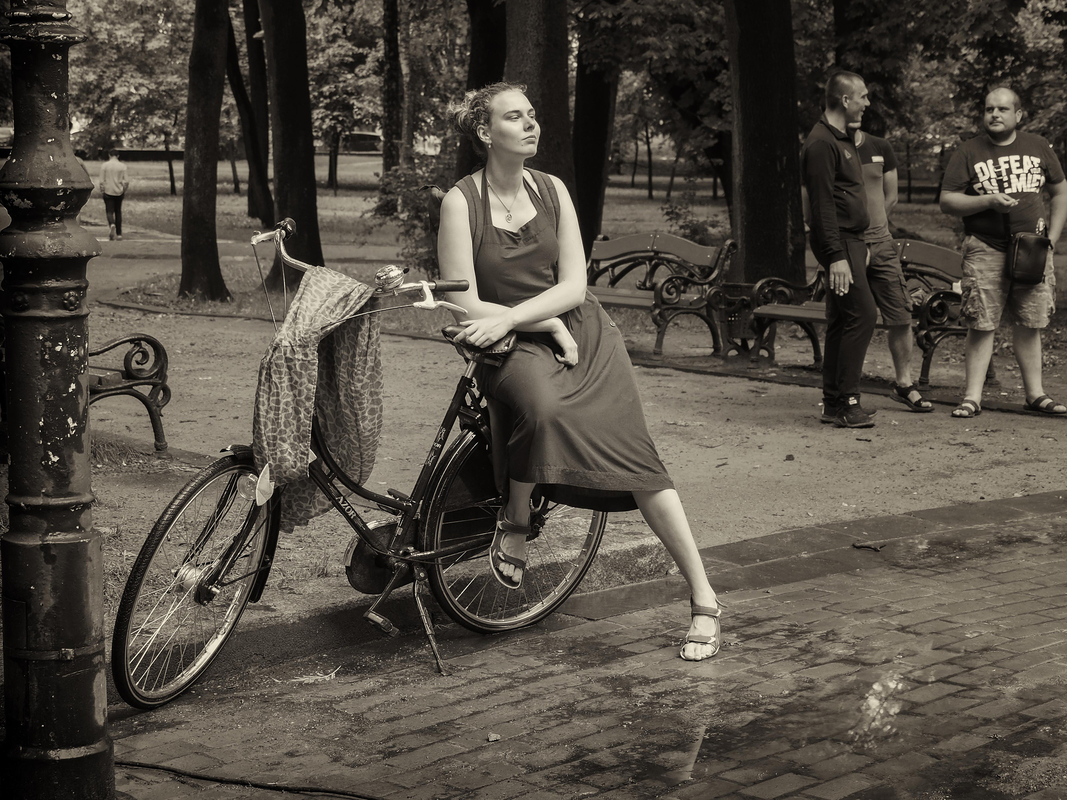 Дівчина і велосипед