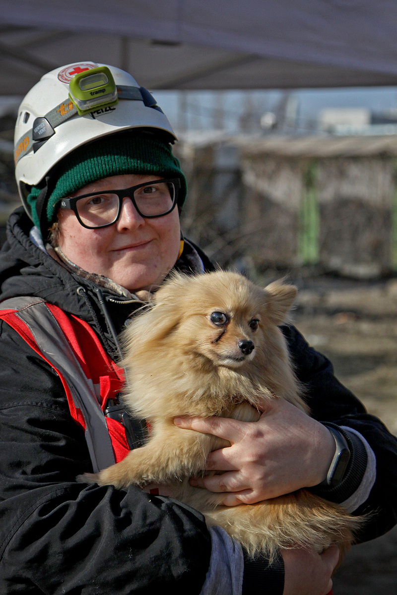 Рятувальниця. Після влучання снаряду в будинок рятували не тільки людей, а і тваринок. Київ, березень 2022.
