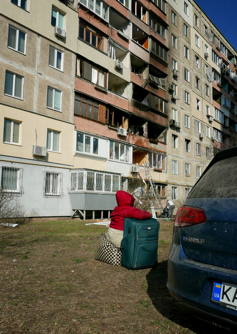 Евакуація. Очкування. Після влучання снараяду в будинок. Київ, березень 2022.