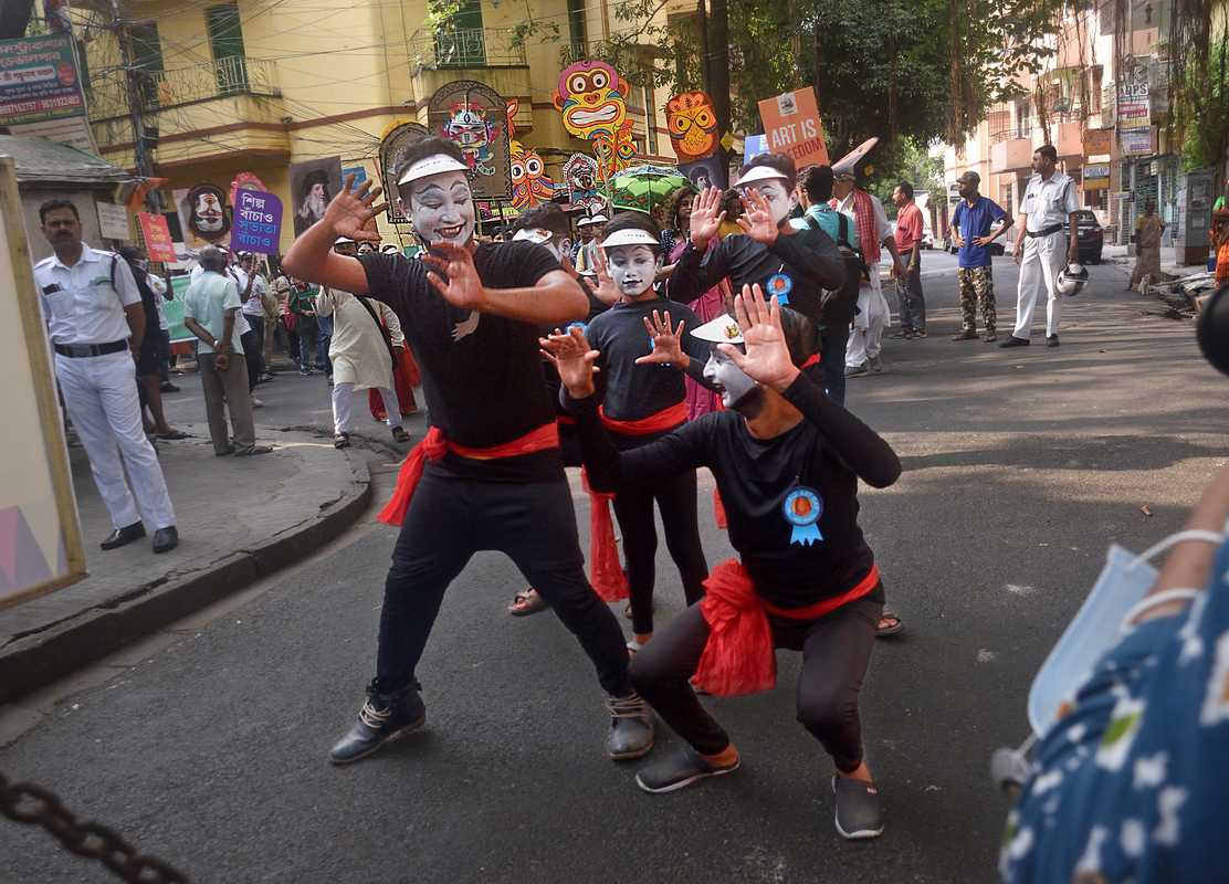 Road Show-Mime