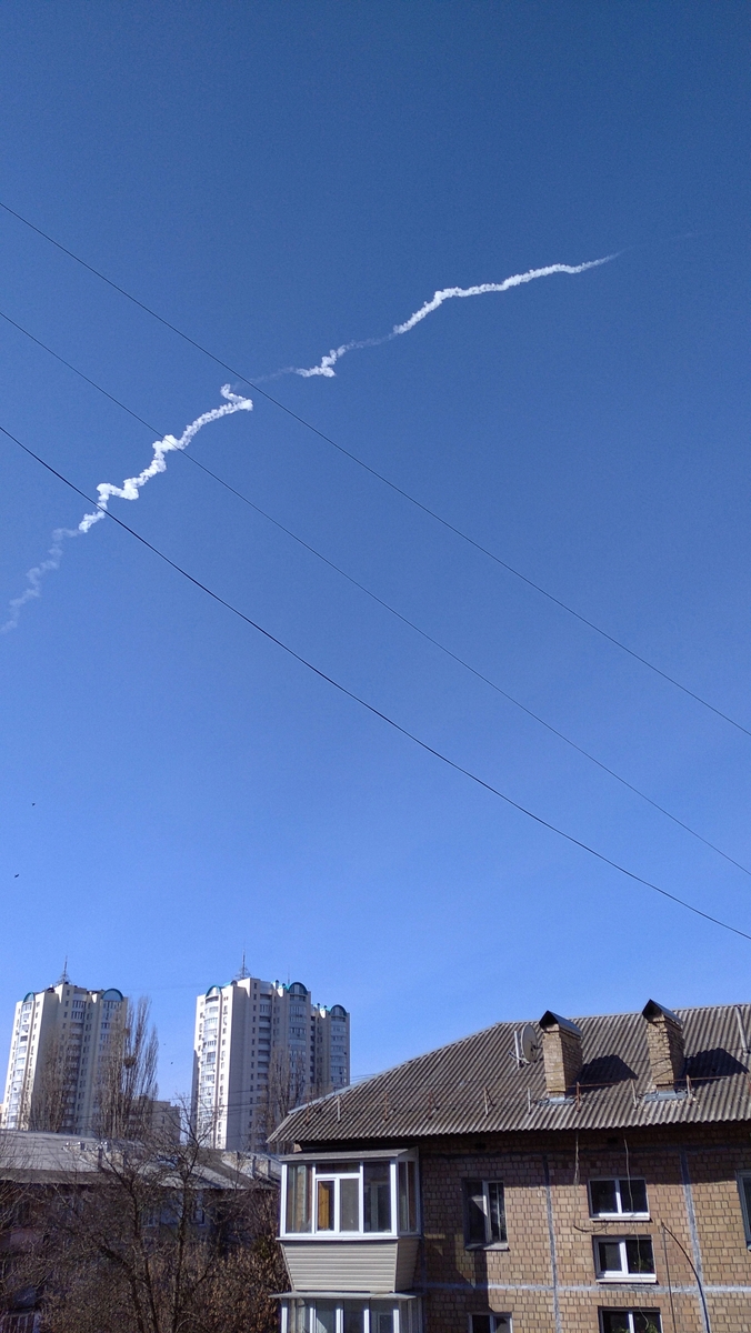 Тривожний слід на чистім небі