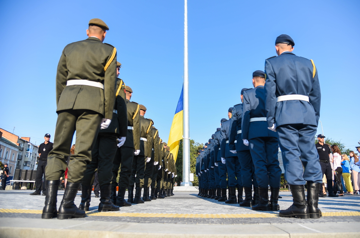 Полтава, Україна - 23 серпня 2021: Українські військові під час підняття великого Державного прапору України