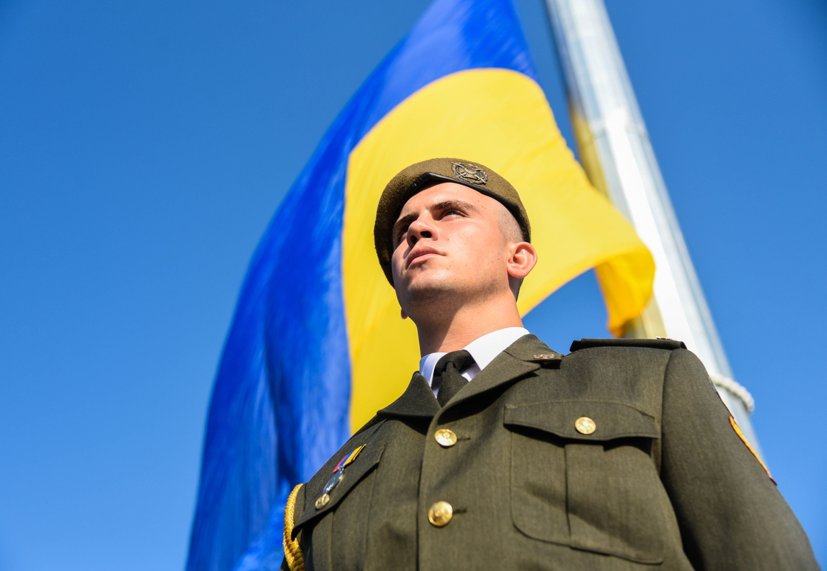 Полтава, Україна - 23 серпня 2021: Український військовий під час підняття великого Державного прапору України