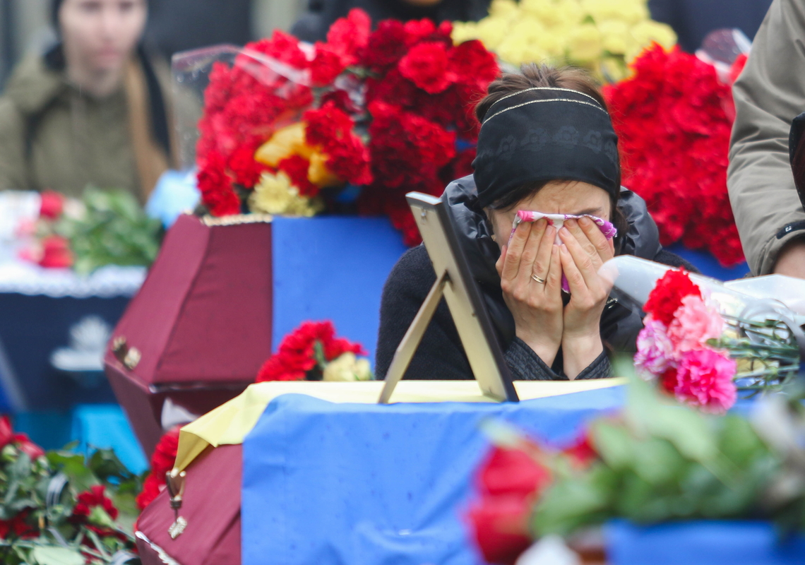 Полтава, Україна - 19 квітня 2022: Жінка прощається із загиблим на російсько-українській війні сином – військовим ЗСУ