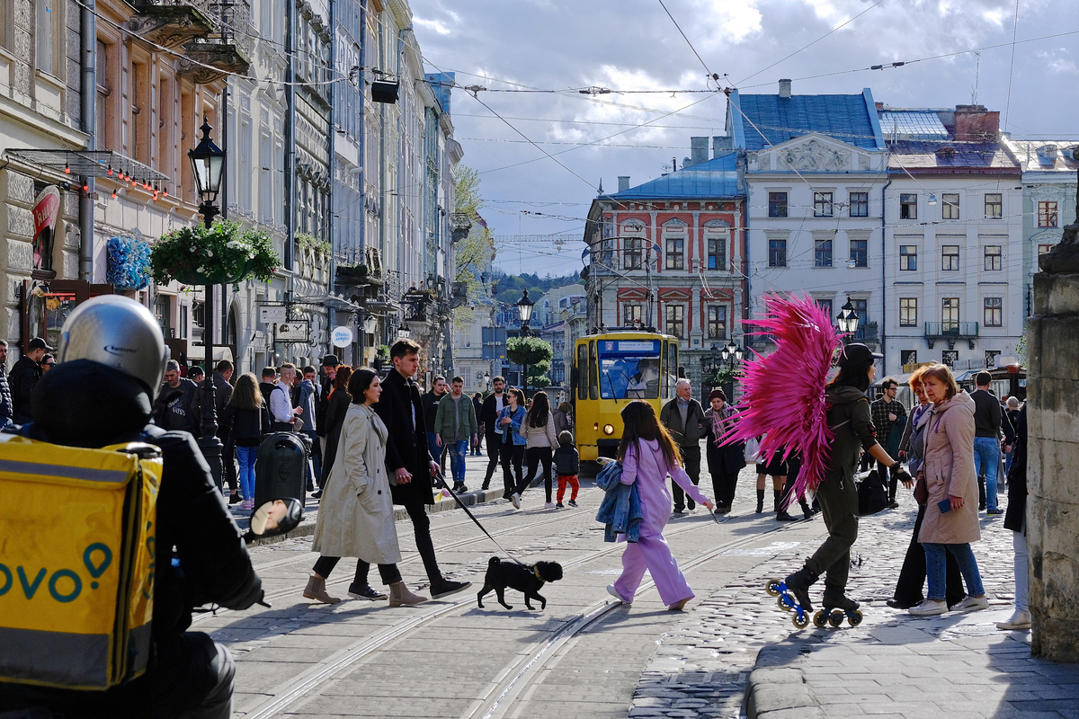 Хто хоче зрушити світ хай зрушить себе