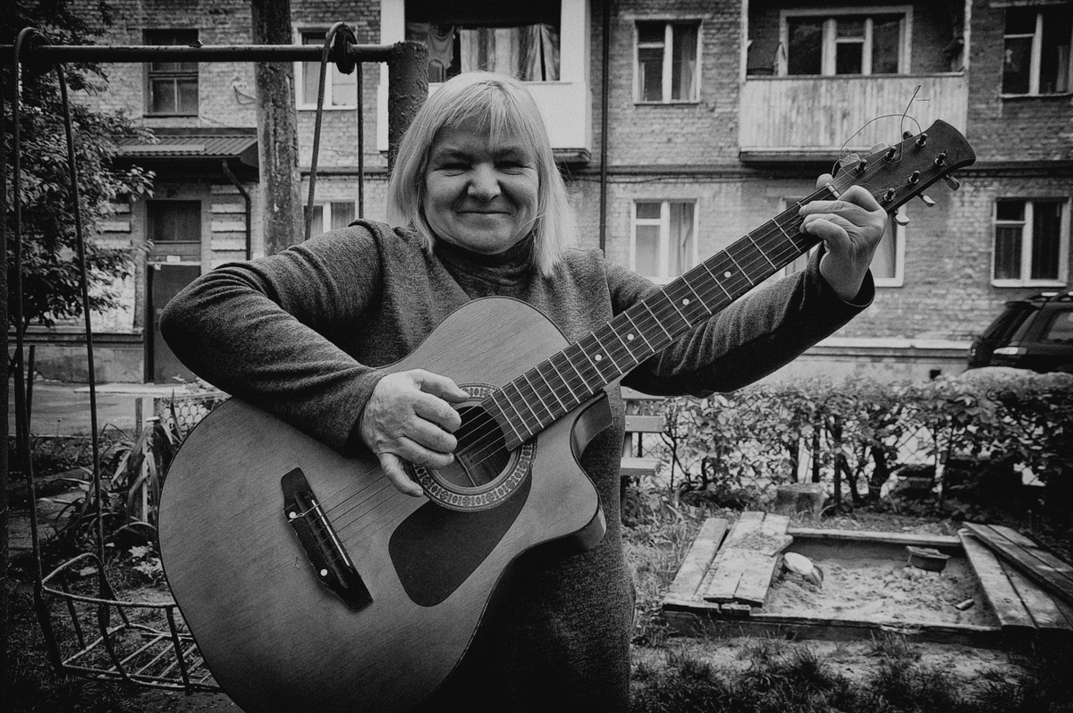 Бард-співачка з гітарою