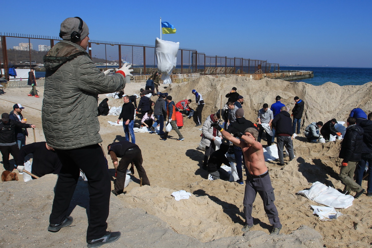 Activists collect sandbags on one of the beaches in Odessa, which will be used to build barricades. 03/15/2022