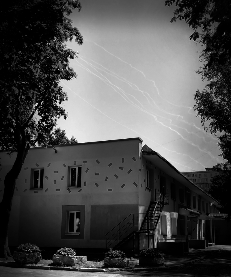 Сліди ракет протиповітрянної оборони в небі над містом