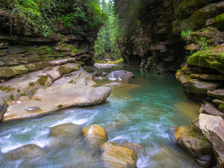 де стрімкі потоки річок...