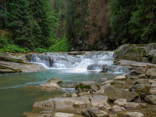 тече вода, незна зупинку...