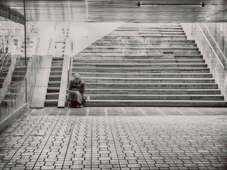 Бабуся в підземному переході