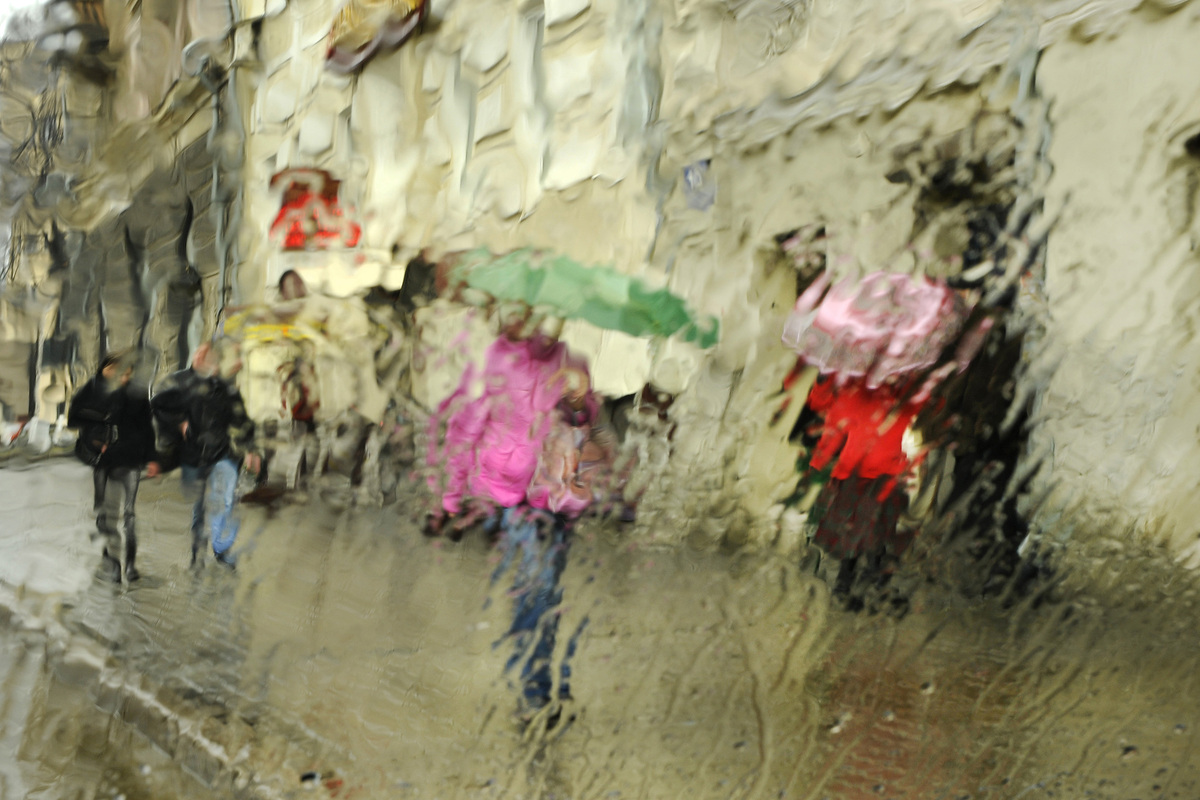 Через вікно авто